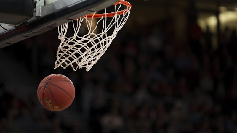 NBA季后赛篮球比赛直播画面：洛杉矶湖人队对阵金州勇士队